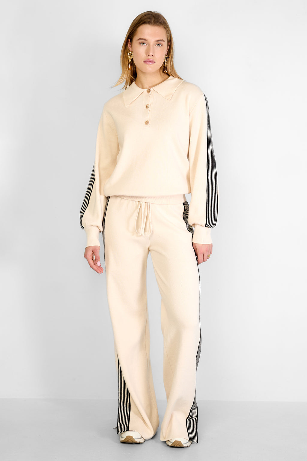 Knitted trousers with stripes